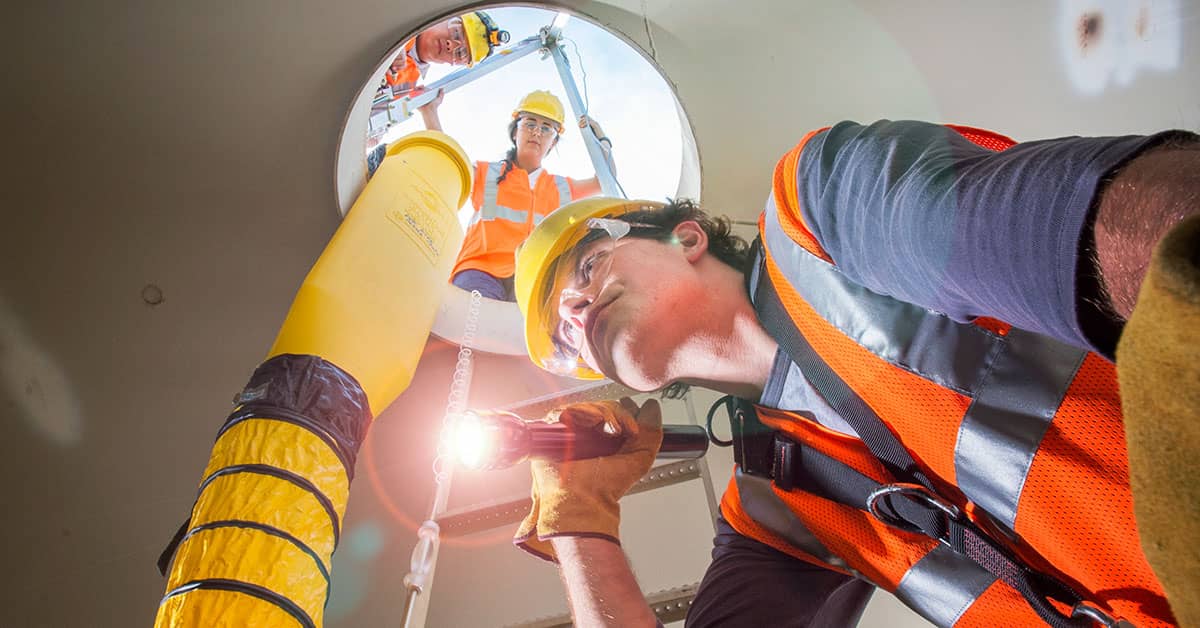 Técnico com permissão de entrada preenchida antes de acessar espaço confinado