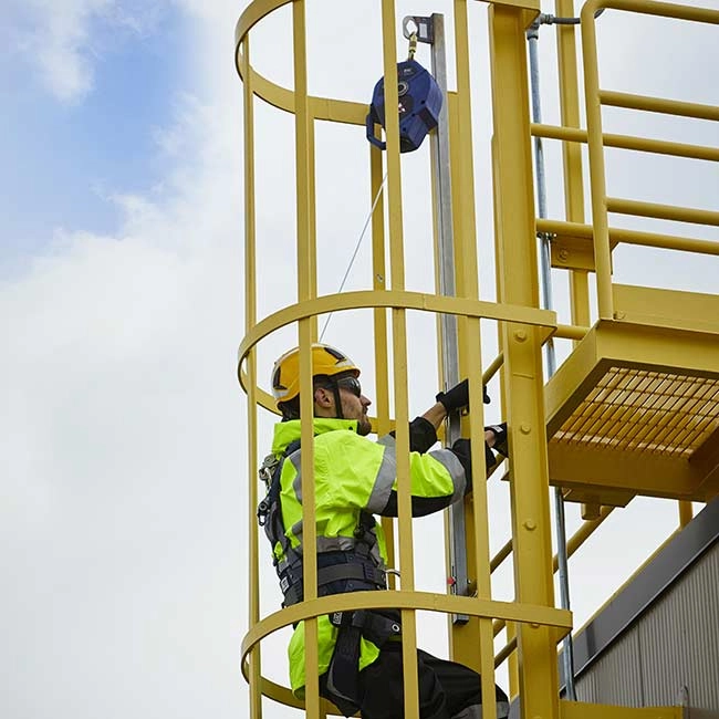 Técnico em acesso vertical com trava-quedas em trilho rígido conforme NR-35